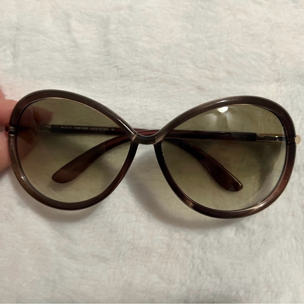 Gently used ladies sunglasses. Does not come with box